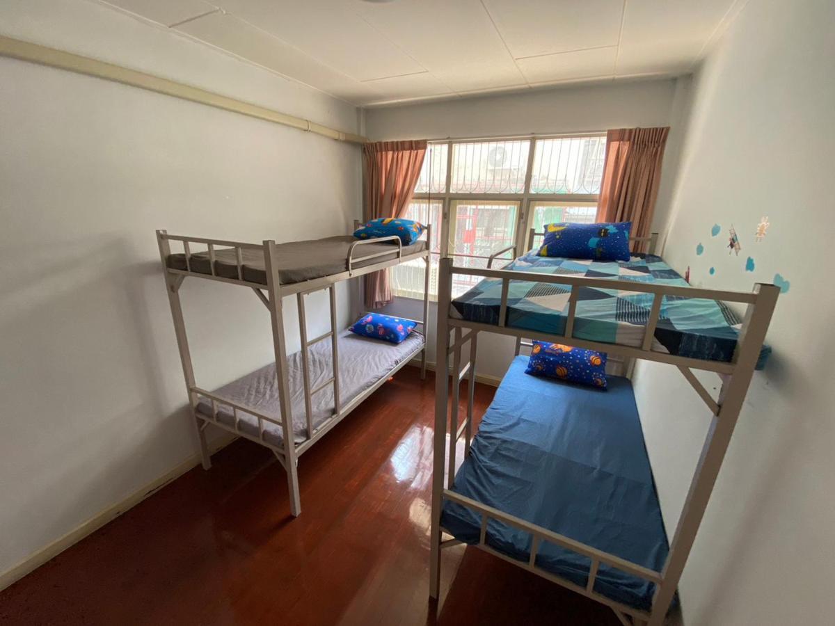 Sura Hostel Bangkok Near Mrt Phra Ram 9 Bagian luar foto