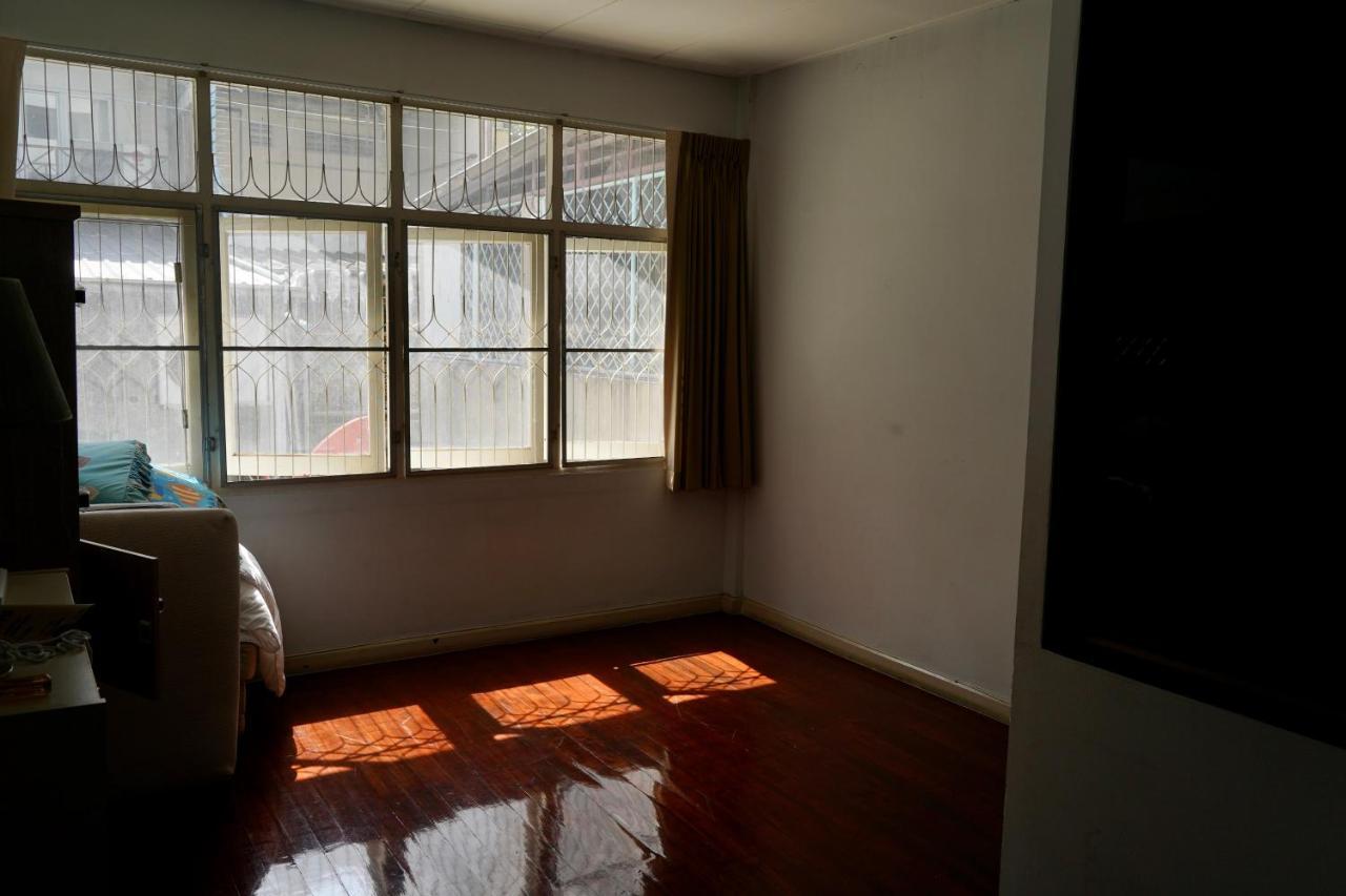 Sura Hostel Bangkok Near Mrt Phra Ram 9 Bagian luar foto