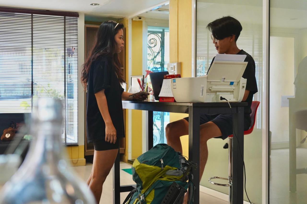 Sura Hostel Bangkok Near Mrt Phra Ram 9 Bagian luar foto