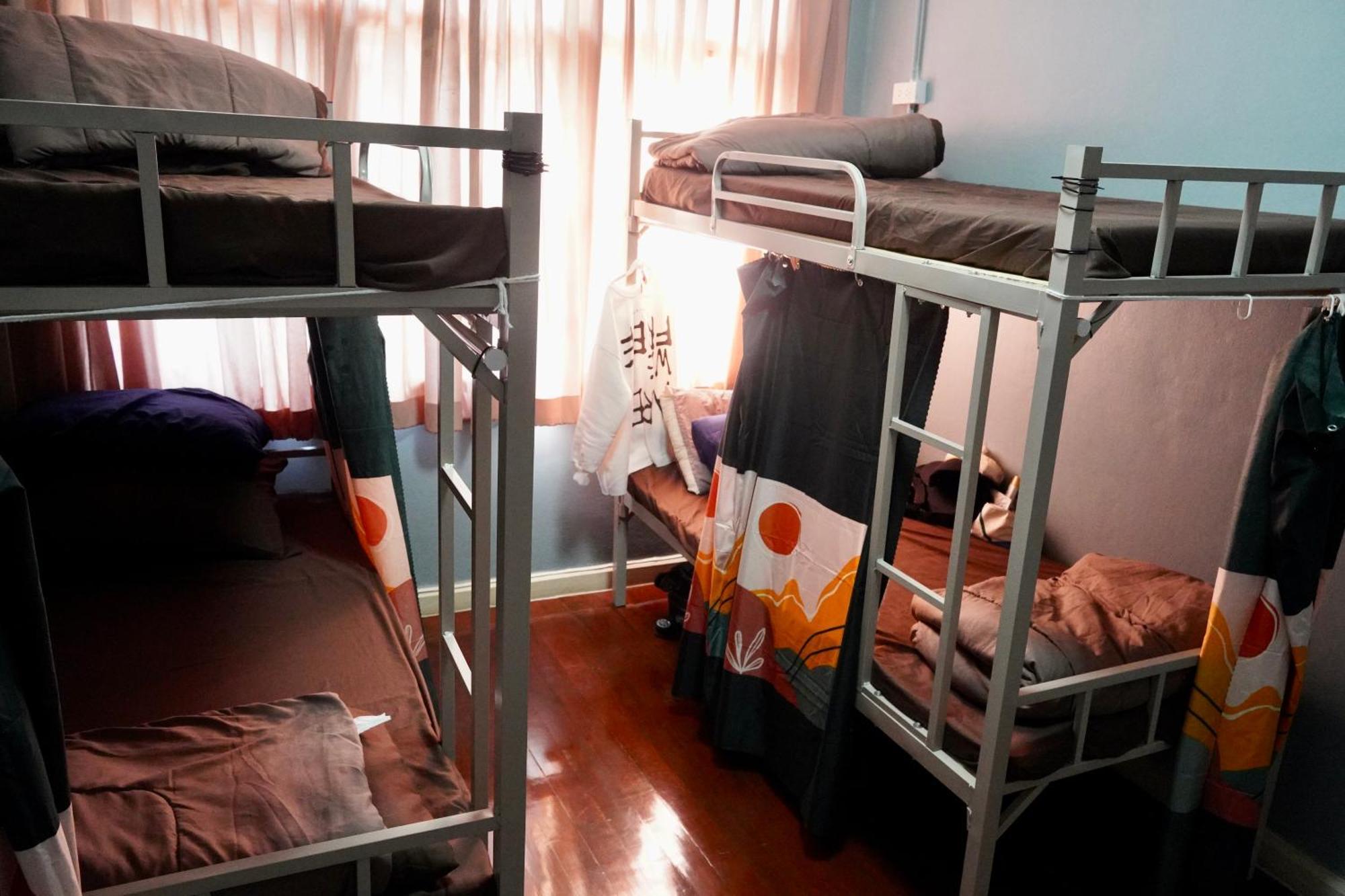 Sura Hostel Bangkok Near Mrt Phra Ram 9 Bagian luar foto
