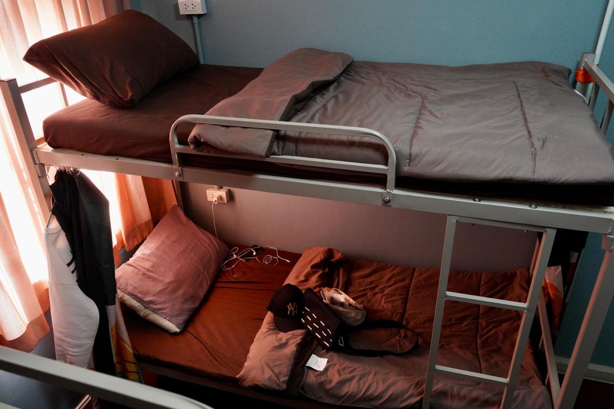 Sura Hostel Bangkok Near Mrt Phra Ram 9 Bagian luar foto
