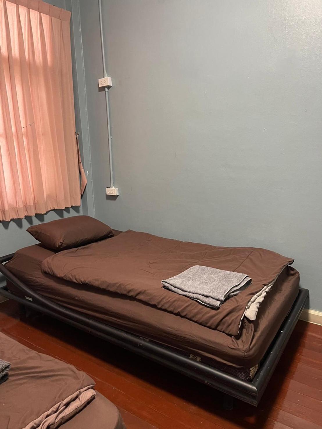 Sura Hostel Bangkok Near Mrt Phra Ram 9 Bagian luar foto