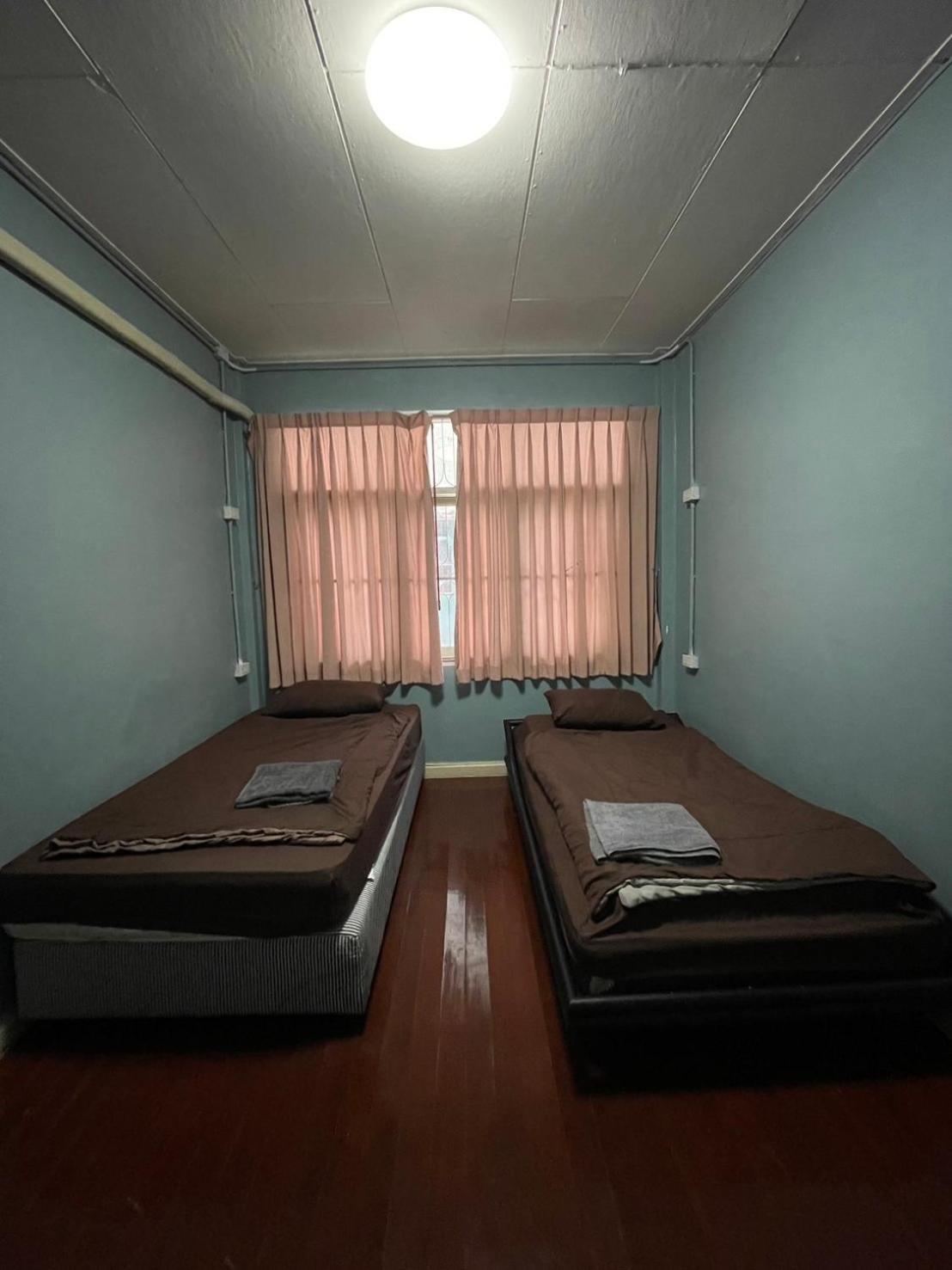 Sura Hostel Bangkok Near Mrt Phra Ram 9 Bagian luar foto